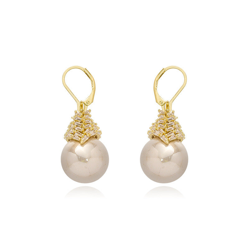 Orecchini doranti con perle pendenti