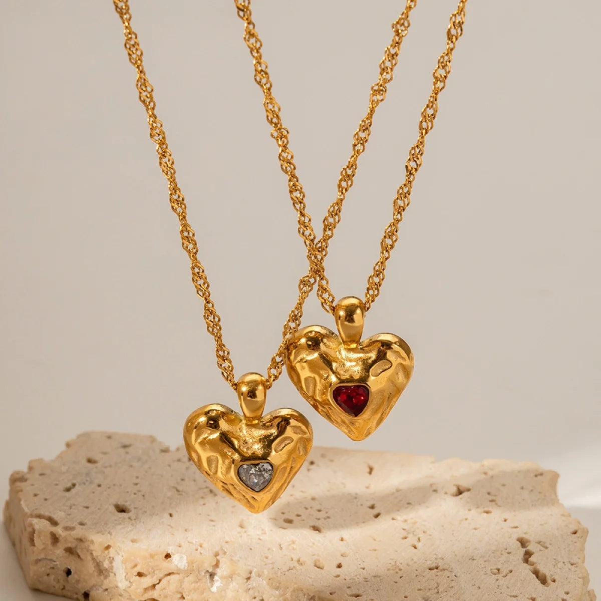 Collana con ciondolo a cuore con cristallo incolore o rosso