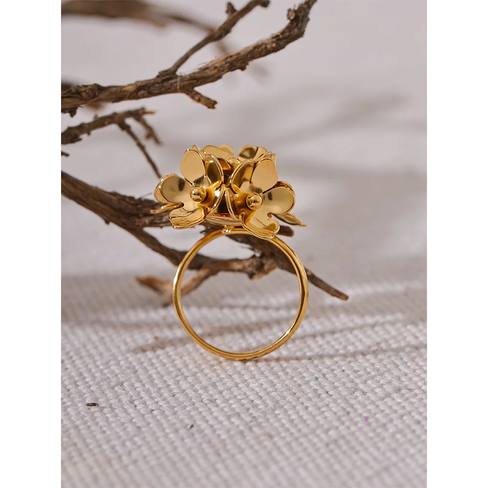 Anello regolabile con fiore stereoscopico