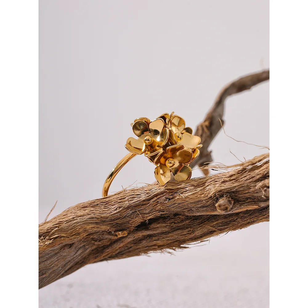 Anello regolabile con fiore stereoscopico