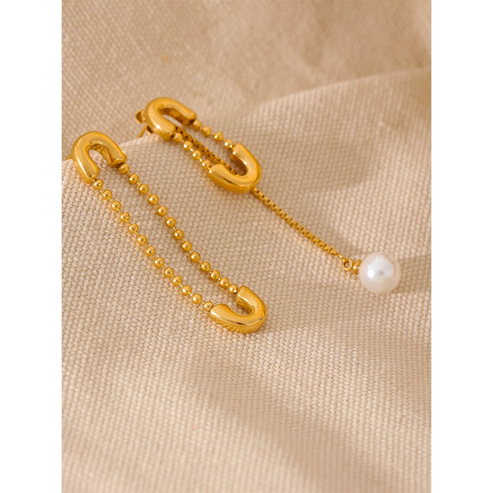 Orecchini asimmetrici a catena lunga con goccia di perle