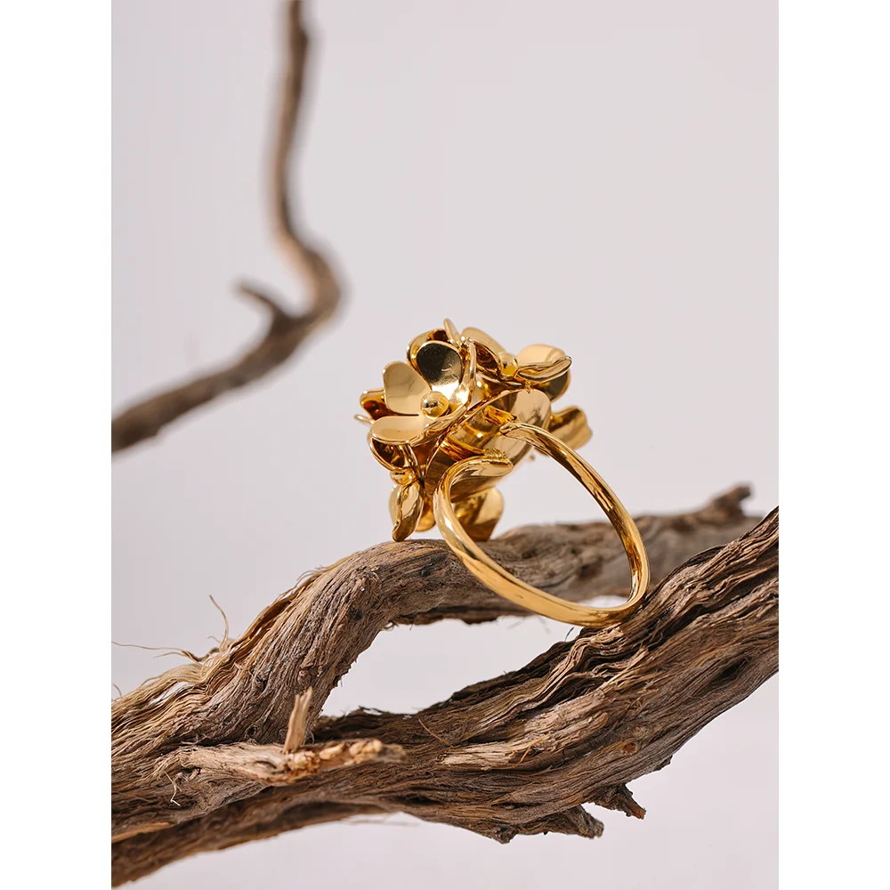 Anello regolabile con fiore stereoscopico